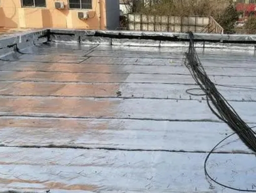 余杭卫生间漏水维修公司分享下余杭屋面楼顶防水刚性防水层施工要点。
